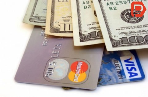 Многие банки на сегодняшний день предоставляют возможность оформления валютных дебетовых карт в том числе с бесплатным обслуживанием и начислением процентов на остаток. Среди них ВТБ24, Тинькофф, Райффайзенбанк, Альфа-банк и другие