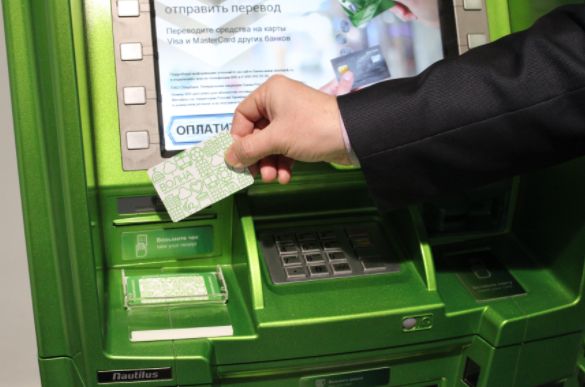 У банкомата Сбербанка должен быть карман, куда вставляется транспортная карта для пополнения