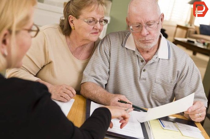 Где можно получить кредит неработающему пенсионеру? Самый простой вариант - в том банке, куда перечисляется пенсия